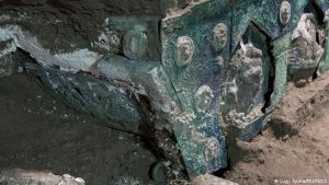 Antik kent Pompeii’de erotik süslemeli tören arabası bulundu