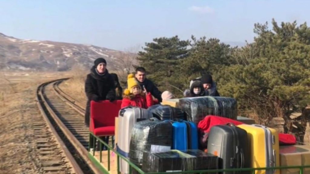 Rus diplomatlar drezin iterek Kuzey Kore’den çıkabildi