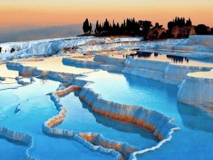 Ünlü turizm bölgesi Pamukkale’de hafta sonu yaşanan yoğunluk otelcileri sevindirdi