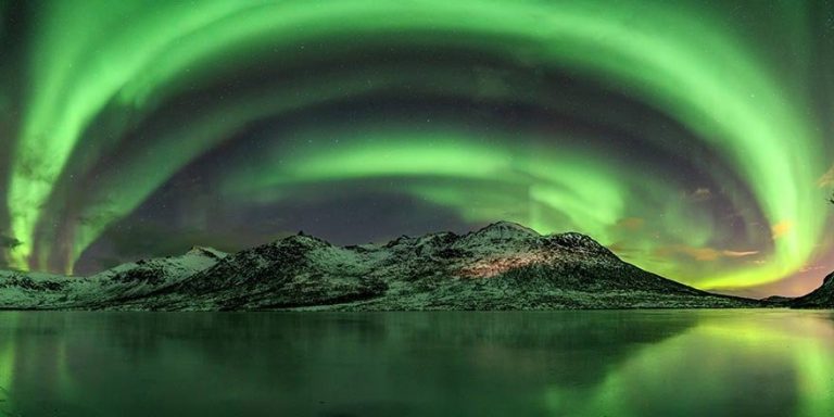 Alaska semalarında kuzey ışıklarının muazzam dansı