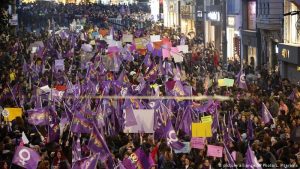 Salgın neden en çok kadınları vurdu?