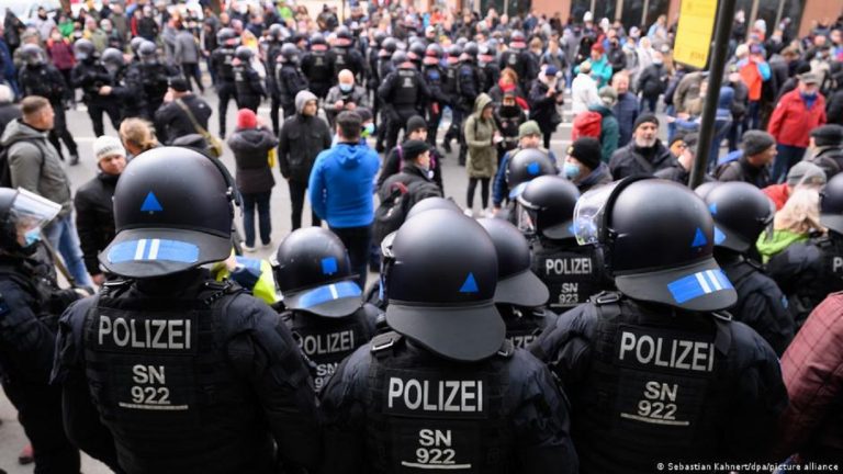 Almanya’da koronavirüs önlemlerini protestolarda 12 polis yaralandı