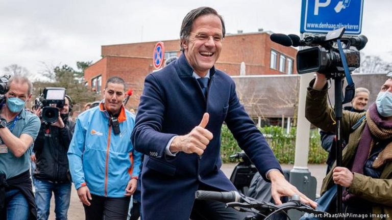 Hollanda’da Başbakan Rutte’nin partisi sandıktan birinci çıktı