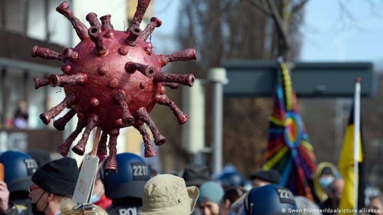 Almanya’da korona önlemleri protestosunda arbede