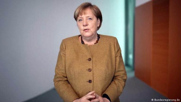 Merkel: Kadınlar karar alma süreçlerine daha çok katılmalı