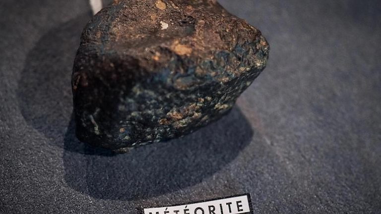 Cezayir çölünde keşfedilen gök taşının Dünya’dan eski olduğu tespit edildi
