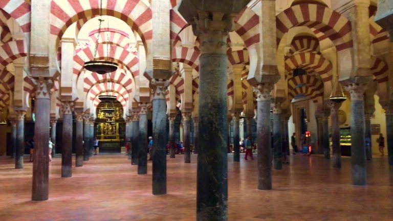 İspanya’daki Endülüs Müslümanları camilerini geri istiyorlar