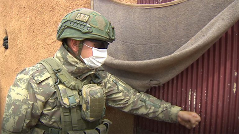 Mehmetçik, Barış Pınarı bölgesinde kapı kapı dolaşıp yaraları sarıyor