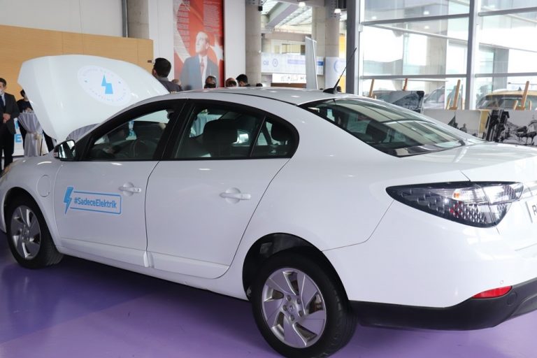 Renault Mais’ten OİB Meslek Lisesi’ne ‘Elektrikli Araç desteği