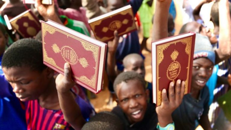 Moritanyalı çocuklara Kur’an-ı Kerim dağıtıldı