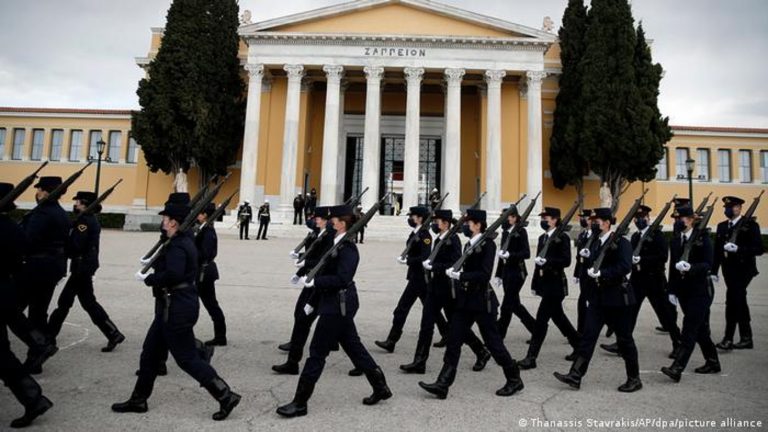 Yunanistan Türkiye nedeniyle askerlik süresini uzatıyor