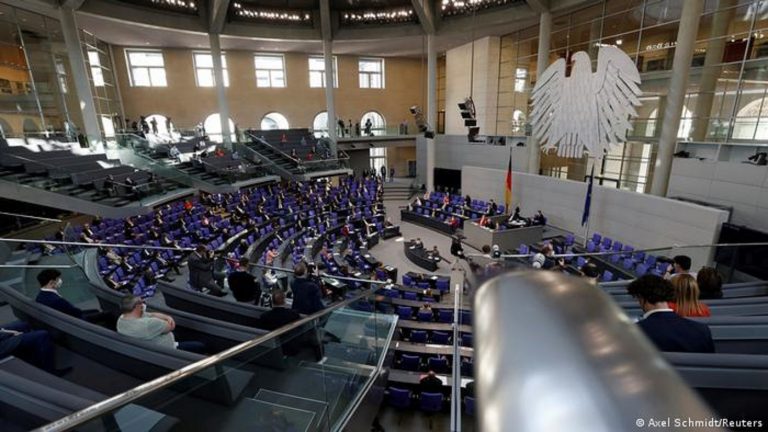 Almanya’da “halkı enfeksiyondan koruma yasası” kabul edildi