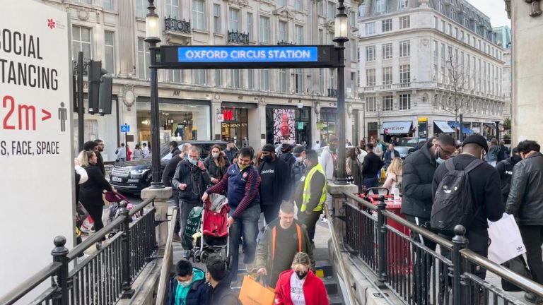 İngilizler Karantina Sonrası İlk Haftasonu Sokaklarda