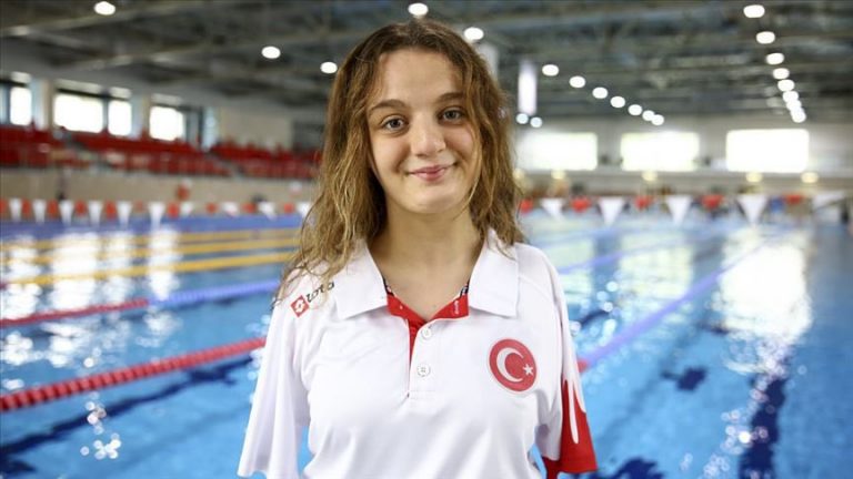 Bakan Kasapoğlu, paralimpik milli yüzücü Sümeyye Boyacı’yı kutladı