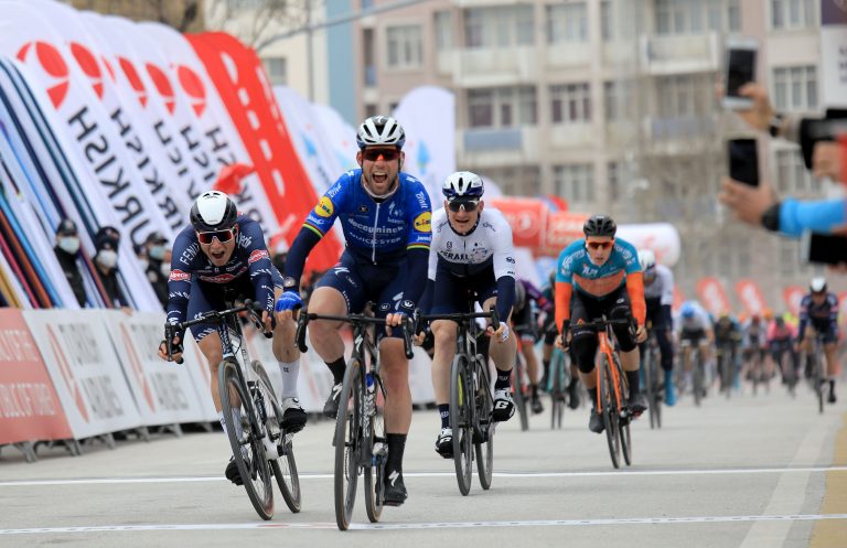 56. Cumhurbaşkanlığı Türkiye Bisiklet Turu’nun Alanya-Kemer etabındaki ödül töreni ve mayo dağılımı