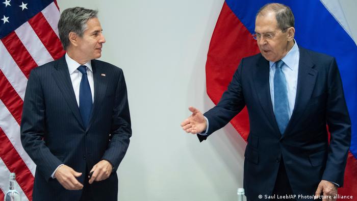 Blinken ile Lavrov İzlanda’da yüz yüze görüştü
