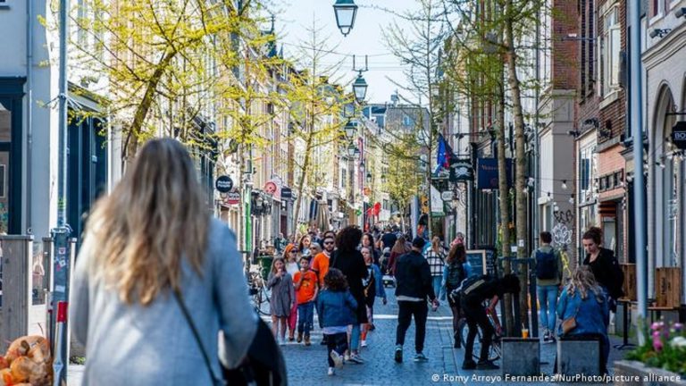 Avrupa’da önlemler gevşetiliyor