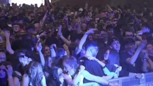 3 bin kişi maskesiz, sosyal mesafesiz ‘Covid-19 deneme’ konserinde eğlendi