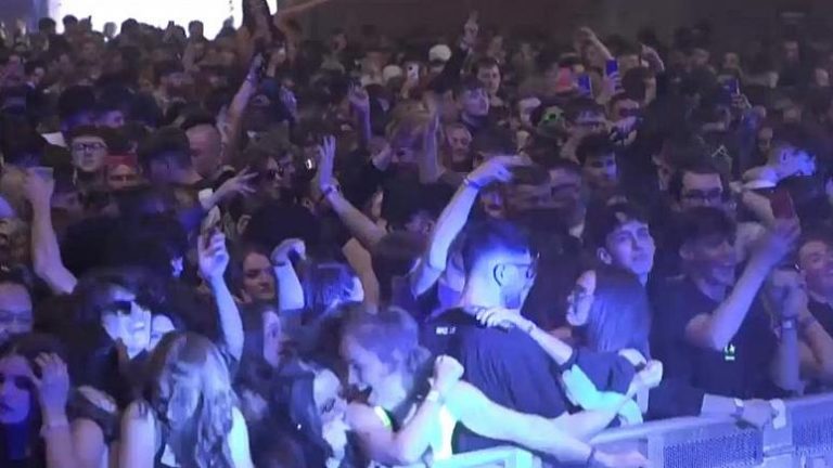 3 bin kişi maskesiz, sosyal mesafesiz ‘Covid-19 deneme’ konserinde eğlendi