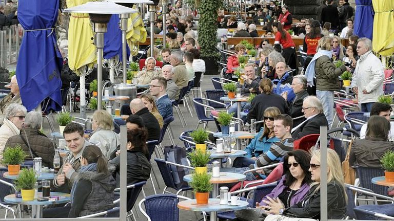 Almanya’da 100 bin kişide görülen Covid-19 vaka sayısı kritik eşik 100’ün altına indi