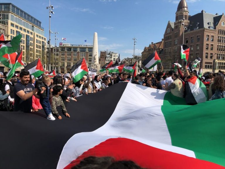 Hollanda’da Türkler ayağa kalktı …