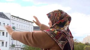 Almanya’da balkonundan kalabalığı selamlayan Ayşe teyze TRT Haber’e konuştu