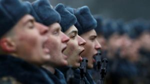 Belarus’ta eski askerlerin rütbeleri söküldü