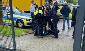 Almanya’da Camiye Bıçaklı Saldırı Girişimi