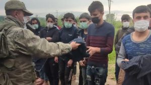 Yunanistan’ın aç susuz bıraktığı göçmenlere Mehmetçik’ten yardım eli
