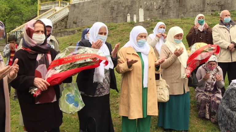 Srebrenitsa’da katliam kurbanları anılıyor