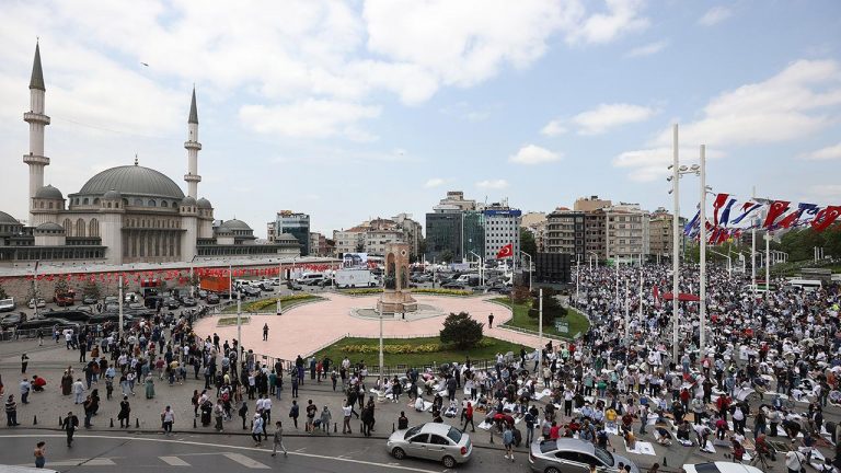 Taksim Camii ibadete açıldı
