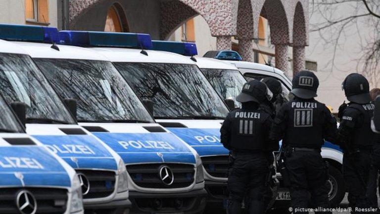 Almanya’da polislere ırkçı sohbet grubu baskını