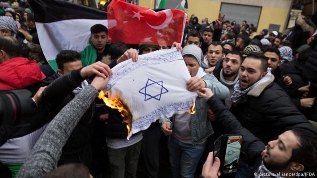 “Yahudi düşmanlığı yapan Alman vatandaşı olamasın” teklifi