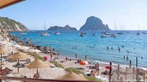 İspanya sınırlarını aşılanmış turistlere açtı