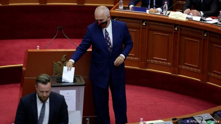 Arnavutluk’ta meclis Cumhurbaşkanı Meta’yı azletti