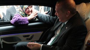 Cumhurbaşkanı Erdoğan aracını durdurdu, vatandaşlarla sohbet etti