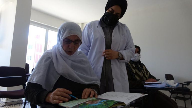 Torunlarıyla mesajlaşmak için okuma yazma öğrendi