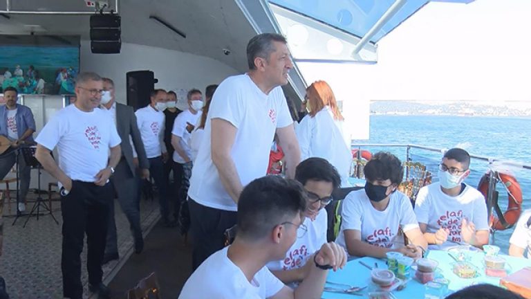 Milli Eğitim Bakanı Selçuk, vapur turunda öğrencilerle buluştu