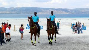 Salda Gölü’nde atlı jandarma görev başında