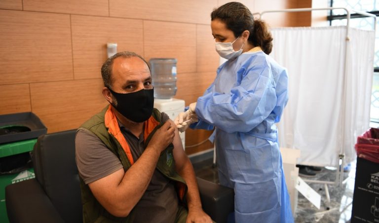 Kocaeli Kartepe Belediyesi’nde 300 personel aşılandı