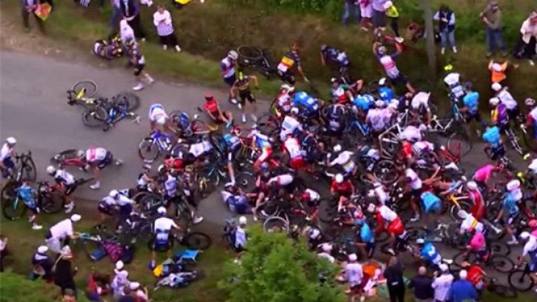 Fransa Bisiklet Turu’nda kaza: Onlarca bisiklet birbirine girdi