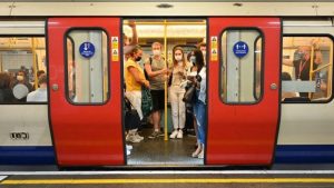 Covid: İngiltere’de günlük vaka sayısı Ocak ayından beri ilk kez 50.000’in üzerine çıktı