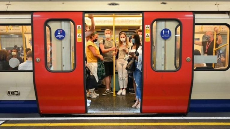 Covid: İngiltere’de günlük vaka sayısı Ocak ayından beri ilk kez 50.000’in üzerine çıktı