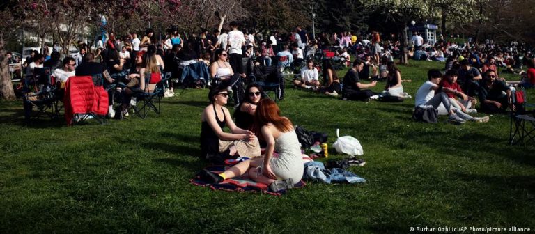 Covid-19 vakaları: “Dördüncü pik daha erken gelebilir”