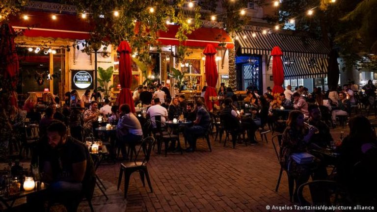 Yunanistan’da gece hayatına pandemi kısıtlaması