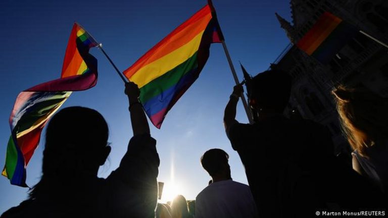 Macaristan tartışmalı LGBTİ+ yasasını referanduma götürüyor