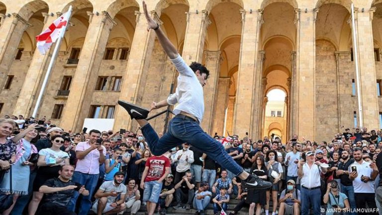 Gürcistan’da Onur Yürüyüşü’ne iptal