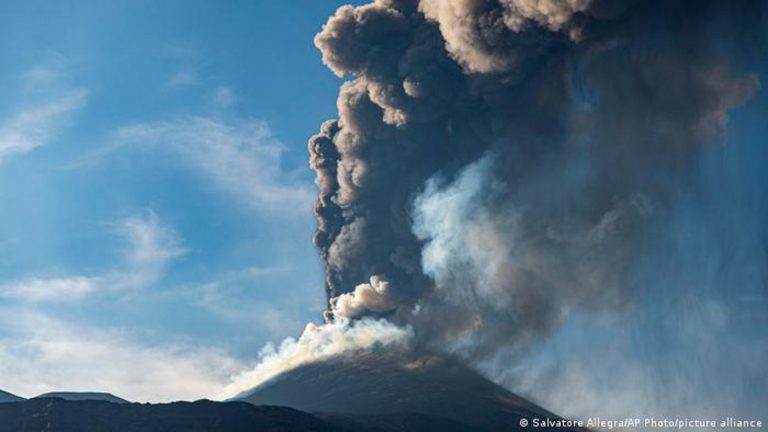 Etna Yanardağı kül bulutları püskürtmeye başladı