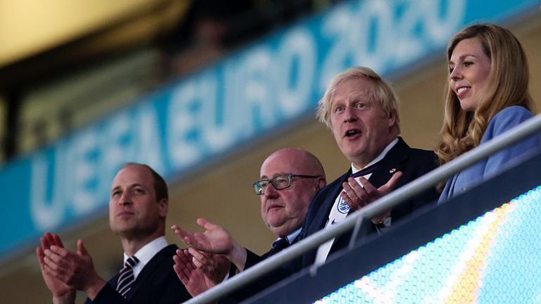 İngilizlerden Boris Johnson’a baskı: Euro 2020’yi kazanırsak ertesi gün resmi tatil ilan edilsin