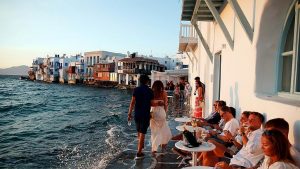AB, Yunan adalarında artan Covid-19 vakaları nedeniyle uyarı seviyesini yükseltti